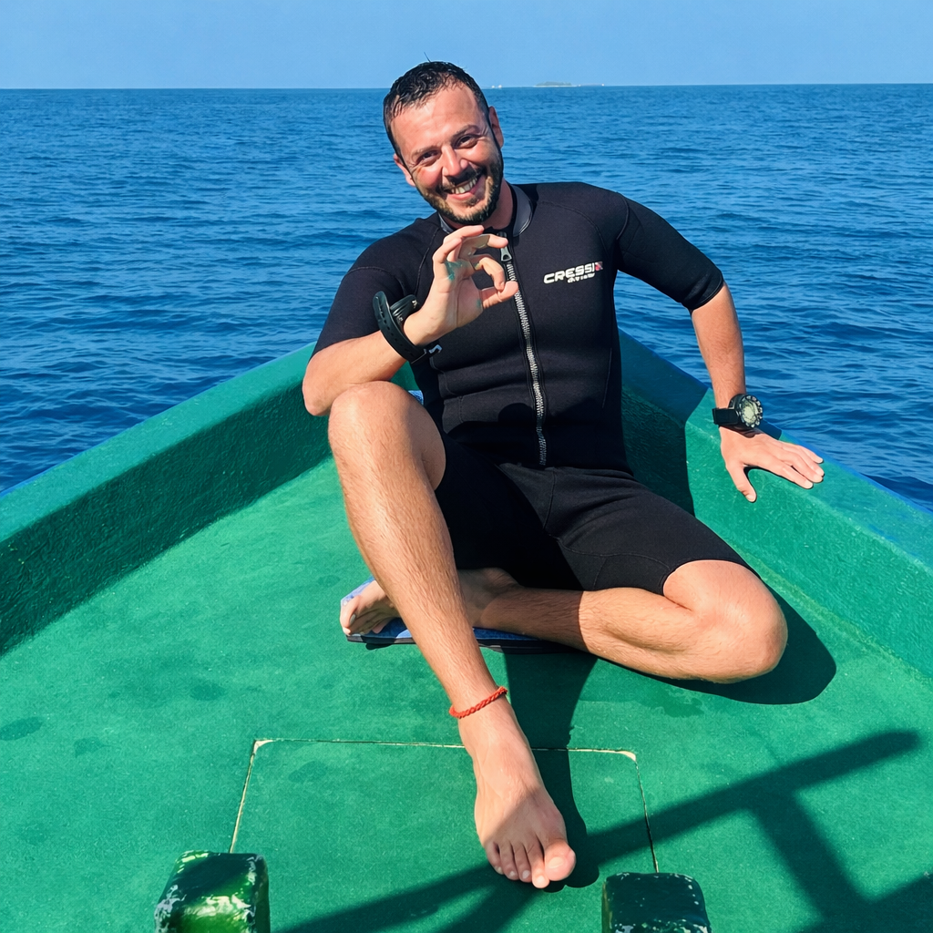 Antonio Signorino Gelo, sorridente su una barca alle Maldive